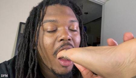 Worshipping my wives stinky feet got her tickled