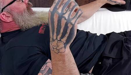 Hairy muscle daddy Slick Rick shows off his huge feet