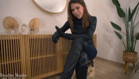 Les femmes puissantes portent du CUIR