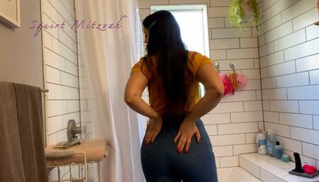 Showing off my tight jeans before I squirt