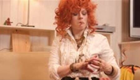 redhead smoke and put on jewellery - mp4 1080p