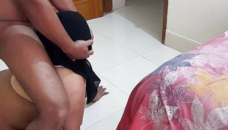 Saudi Newly Married Girl gets Hot But Her Husband Lives Abroad So She Came To Hotel & Have Sex With Service Guy