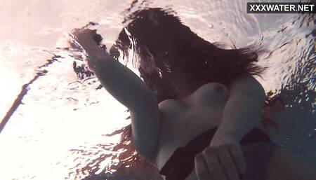 Emi Serene masturbates underwater in the pool