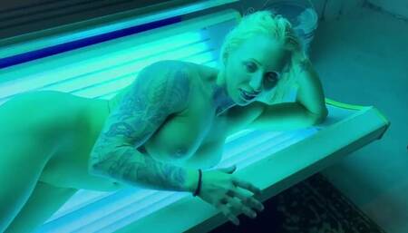 Hot muscle slut masturbates while tanning get cumshot facial POV