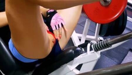 RISKY PUBLIC GYM MASTURBATION SEXY GIRL FLASHING HER PUSSY IN THE GYM! - ANGELINAPUX FREE