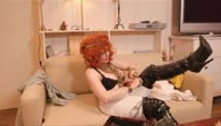 redhead smoke and put on jewellery - mp4 720p