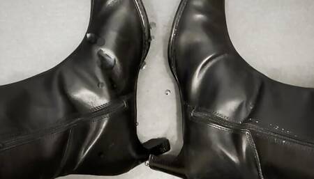 Here I squirt a load of on my own high-heeled leather short-shaft boots and wear a nylon pantyhose o