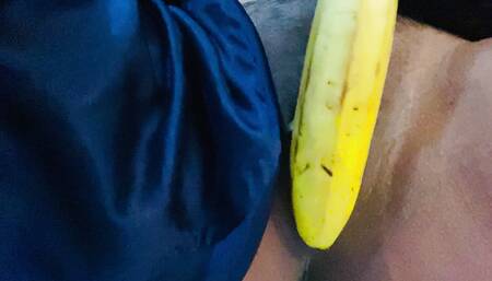 Desi Indian girl banana fucking pussy