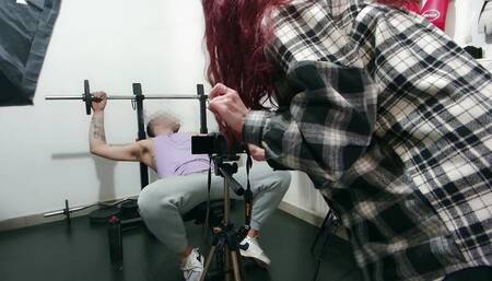 Photographer her friend in the gym while she's taking pictures of him in the gym can't resist them