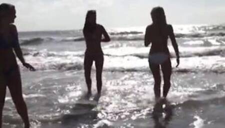 Lil Kelly walk with her girlfriend at the beach ang gets naked