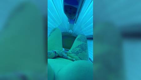 Mezelf maar vooral mijn lekkere natte kutje verwend onder de zonnebank ????