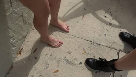 Aaliyah vs Amber: Blond Toes