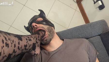 Soffocato dai suoi piedi velati - Smothered by her Smothered by her sheer feet HD - ITALIAN LANGUAGE