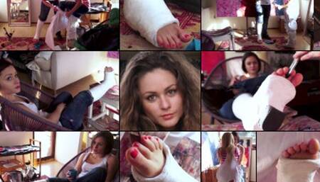 Zuzu Term SLWC Artist's Casted Toes Get the Brush Off with Foot Play (in HD 1920X1080)