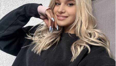 Jong nederlands sletje wil graag uit elkaar getrokken worden door een groupje mannen, Teen Cute College Blonde is HORNY AF, and wants to get railed