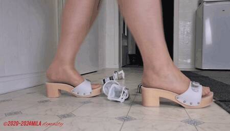 Mila in Scholl - Walking on plastic cups