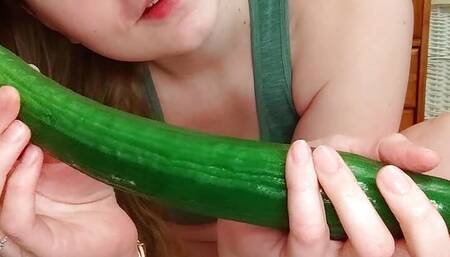 Cumming on random items pt.4 : Cucumber