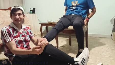 ANDREWS HACE COSQUILLAS A CARLO