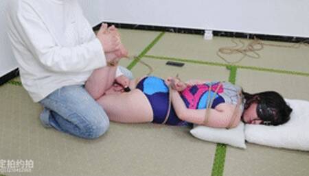 xy74-The girl in a swimsuit was tied up by her boyfriend and played with her feet