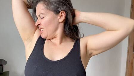 ohhhh her stinky armpits
