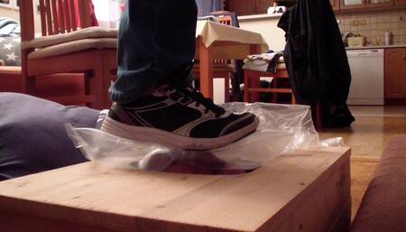 Trampling air cushions on the slave's face and stomping on the slave's face