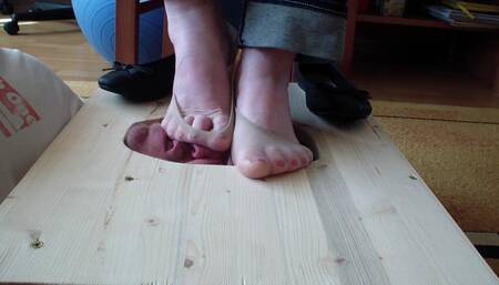 Feet crush the face - face box