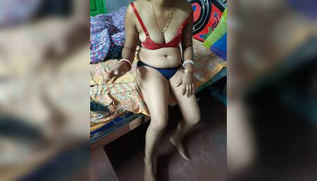 Desi Bhabhi Showing Her Sexy Boobs & Pussy