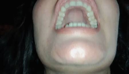 Show my mouth and teeth 8 om