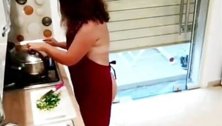 My Stepmom Is Housewife. She Showed Me How She Bakes Her Pyssy on Kitchen!