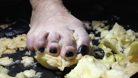 bbw muscle woman show thick wide feet smashing crusing apples with soles doing juice with thick fingers toes calves fetish feet