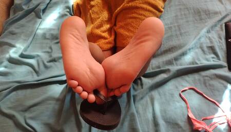 Brunette insists she adores her sexy feet
