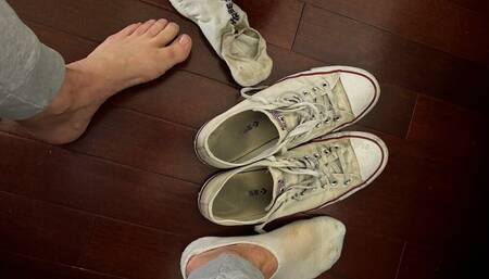After Run Sweaty Stinky Converse Chucks, Socks, Feet + Cock Stroking