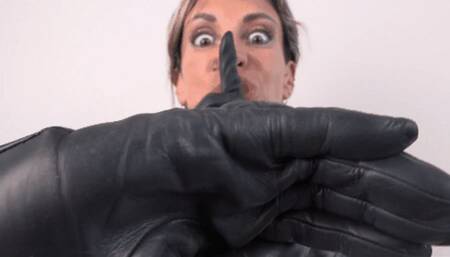 Under Eleonore’s strong gloves ( LEATHER GLOVES )