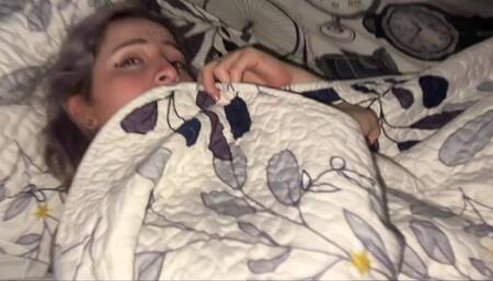 MI MEJOR AMIGA LE ES INFIEL A SU NOVIO CUANDO ENTRO A SU HABITACION EN LAS NOCHES