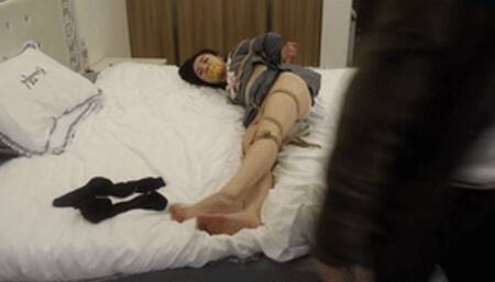 xy87-The girl with high ponytail was restrained by tape and rope successively