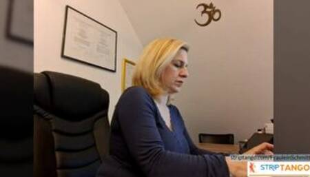 FrauleinSchmitt Erotic display at stripTango