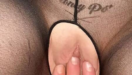 fingering my girlfriend while she sucks???? my cock