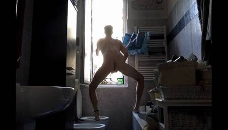 ESIBIZIONISTA SEGAIOLO alla Finestra! EXIBITIONIST JERKER at the Window!