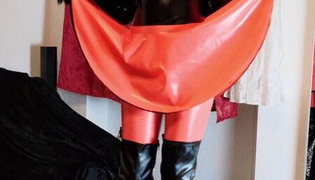 Shemale in latex doing cumshot