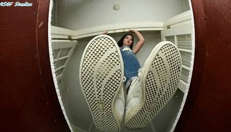 Jen pure sneaker crush!! - MOV