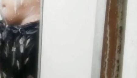 Beautiful Indian bhabi bathinng video