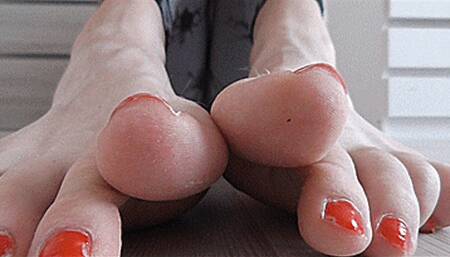 Sweet red toes! MP4