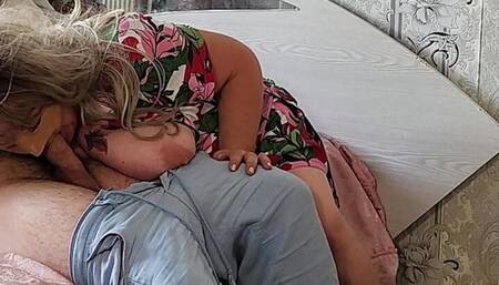 Big stepmom pulled out her big tits and gave a blowjob before anal sex