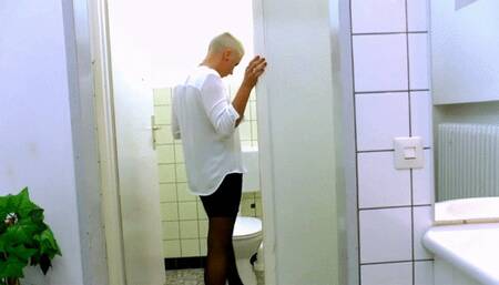 THIS MILF GETS FUCKED BY A STRANGER IN THE TOILET