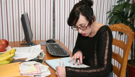Short-haired chick Alia Janine gives a good handjob on the knees