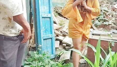 Stepsister went to the field to get vegetables and had sex with her stepbrother there, Outdoor Sex Hindi