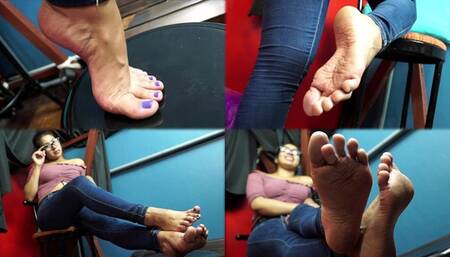 Relaxing barefoot time at office with Xiomara - MOV