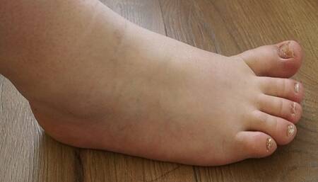 #2 Loser will buy it! - Gold glitter polish (no talk)