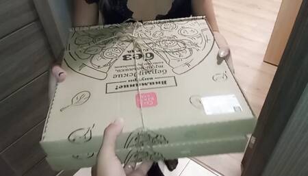 She Seduced a Pizza Delivery Guy and Fucked Him