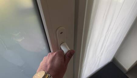 Man komt thuis en ziet zijn vrouw spelen met een andere vrouw????